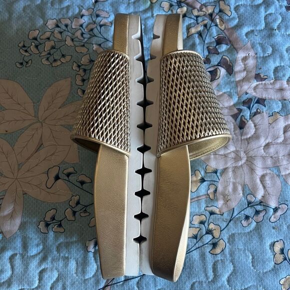 URBAN SPORT BY J/SLIDES GOLD LASER
LORENZO SLIDES - SIZE 6 - Picture 3 of 8